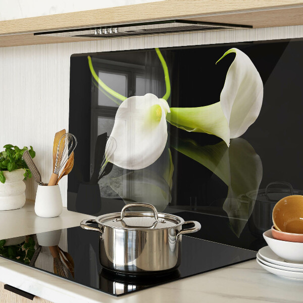 Schneidebrett glas Lilie auf schwarzem Hintergrund