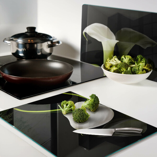 Schneidebrett glas Lilie auf schwarzem Hintergrund