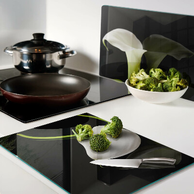 Schneidebrett glas Lilie auf schwarzem Hintergrund