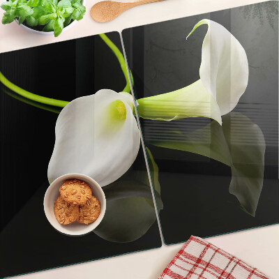 Schneidebrett glas Lilie auf schwarzem Hintergrund