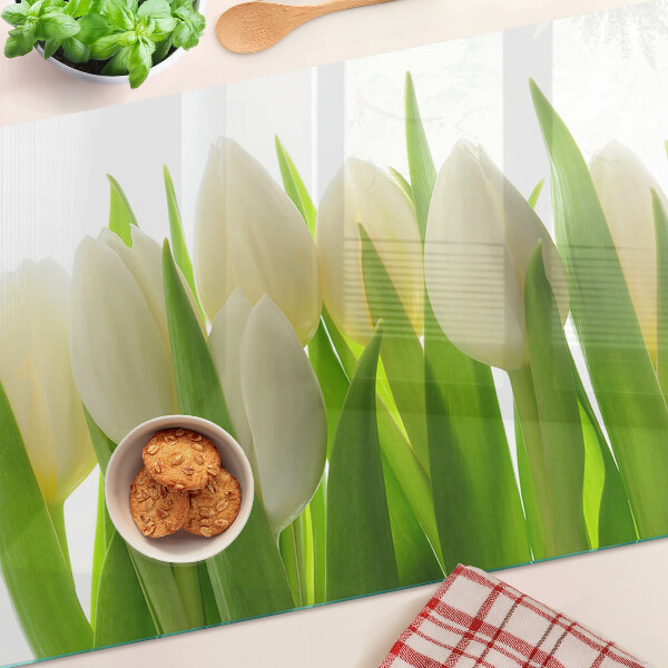 Schneidebrett glas Tulpen vor dem Hintergrund grüner Blätter