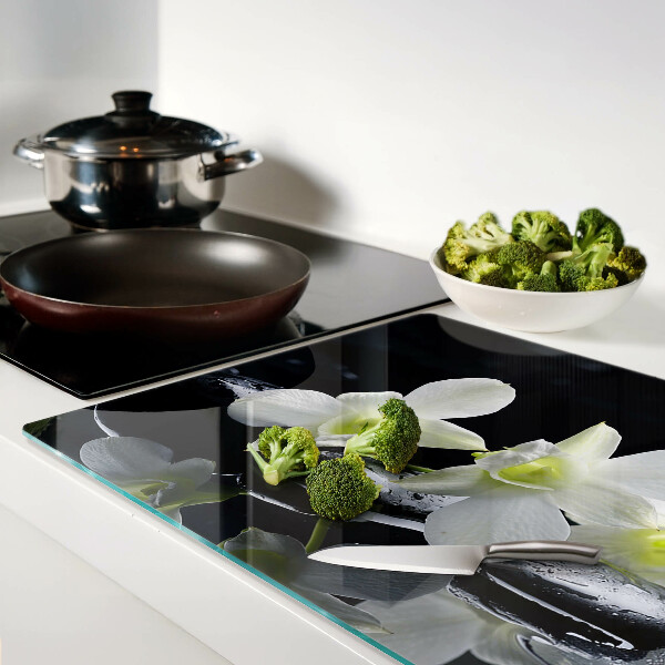 Glas schneidebrett Orchideen auf schwarzem Hintergrund