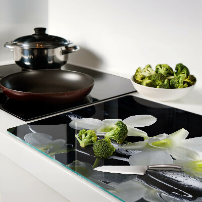 Glas schneidebrett Orchideen auf schwarzem Hintergrund