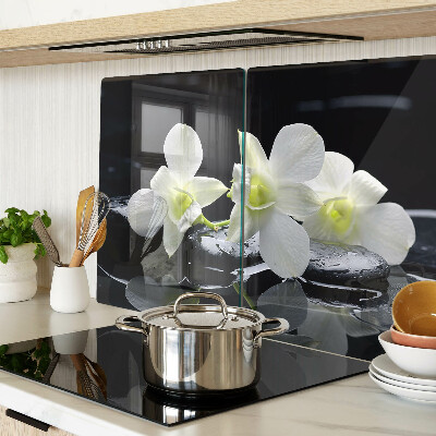 Glas schneidebrett Orchideen auf schwarzem Hintergrund