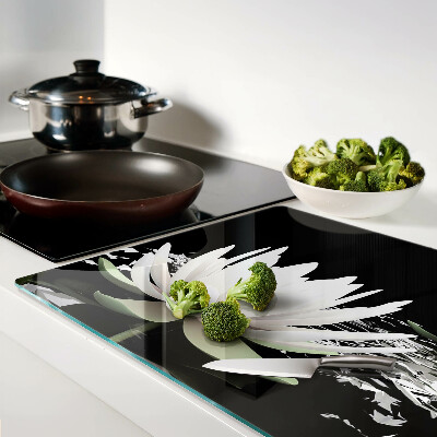 Schneidebrett glas Seerosen auf schwarzem Hintergrund