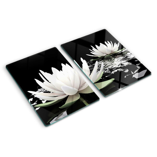 Schneidebrett aus Glas mit Seerosen auf schwarzem Hintergrund