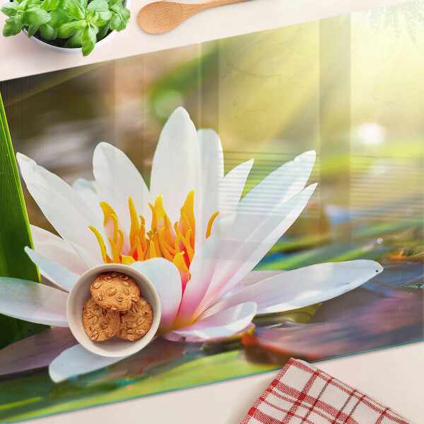 Schneidebrett Seerose im Sonnenlicht