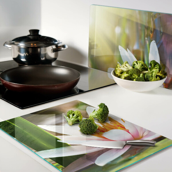 Schneidebrett Seerose im Sonnenlicht