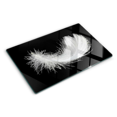 Schneidebrett glas Feder auf schwarzem Hintergrund