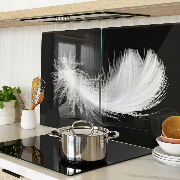 Schneidebrett Glas mit Motiv einer Feder auf schwarzem Hintergrund