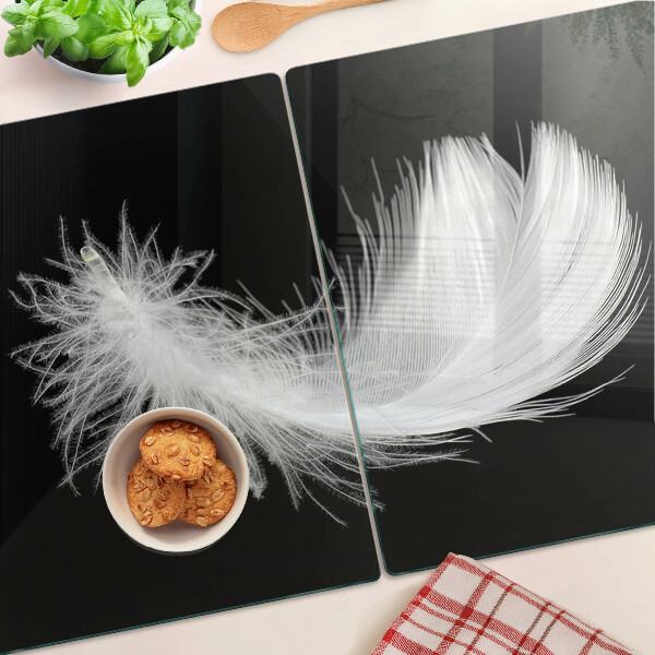 Schneidebrett glas Feder auf schwarzem Hintergrund