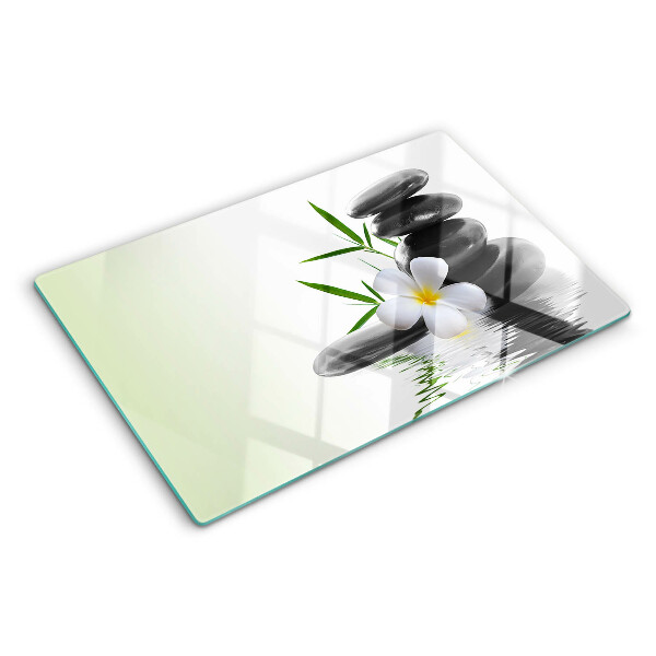 Schneidebrett Blumen und Steine ​​auf dem Wasser