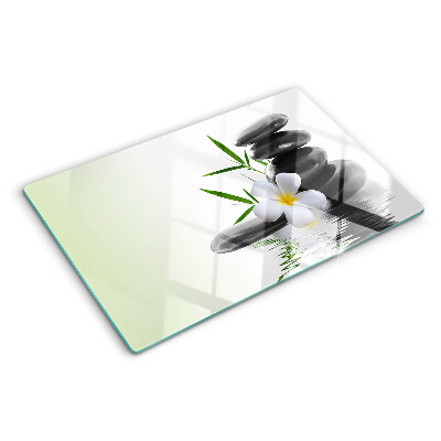 Schneidebrett Blumen und Steine ​​auf dem Wasser