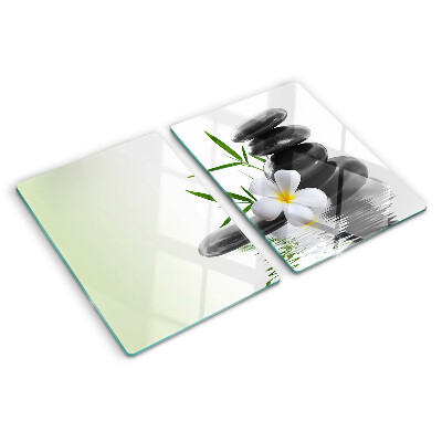 Schneidebrett Blumen und Steine ​​auf dem Wasser