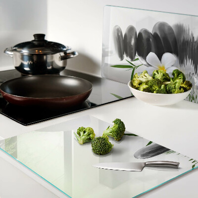 Schneidebrett Blumen und Steine ​​auf dem Wasser