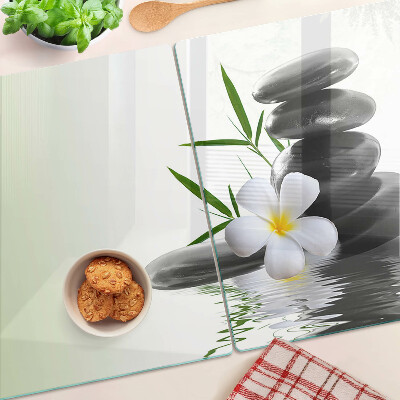 Schneidebrett Blumen und Steine ​​auf dem Wasser