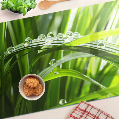 Schneidebrett Wassertropfen auf dem Gras