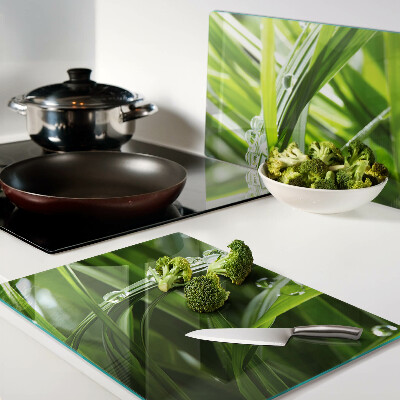 Schneidebrett mit Motiv Wassertropfen auf Gras