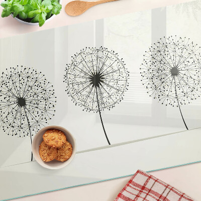 Schneidebrett mit Löwenzahn-Motiv auf weißem Hintergrund