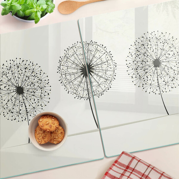 Schneidebrett mit Löwenzahn-Motiv auf weißem Hintergrund