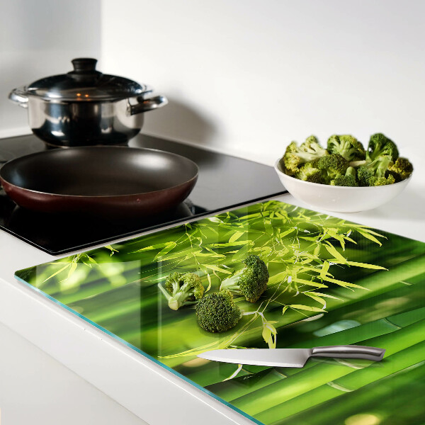 Schneidebrett glas Bambusblätter und grünes Laub