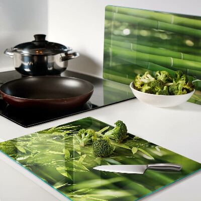 Schneidebrett glas Bambusblätter und grünes Laub