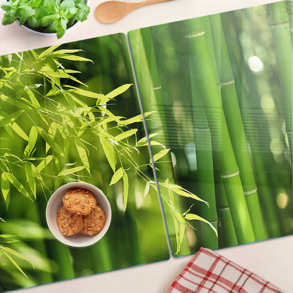Schneidebrett glas Bambusblätter und grünes Laub