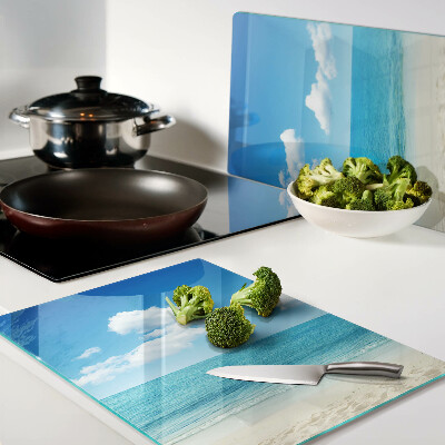 Schneidebrett mit Strandmotiv und blauem Himmel