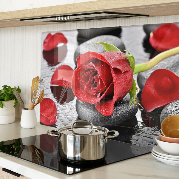 Glas-Schneidebrett mit Motiv einer Rose auf Steinen und Wassertropfen