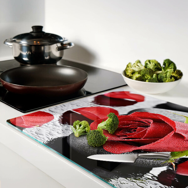 Glas-Schneidebrett mit Motiv einer Rose auf Steinen und Wassertropfen