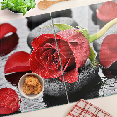 Glas-Schneidebrett mit Motiv einer Rose auf Steinen und Wassertropfen