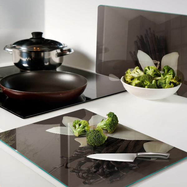 Glas-Schneidebrett mit Orchideen und Vanilleschoten als Motiv