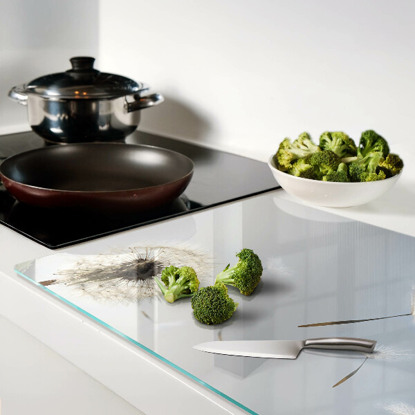 Schneidebrett Löwenzahn im Hintergrund des Fensters