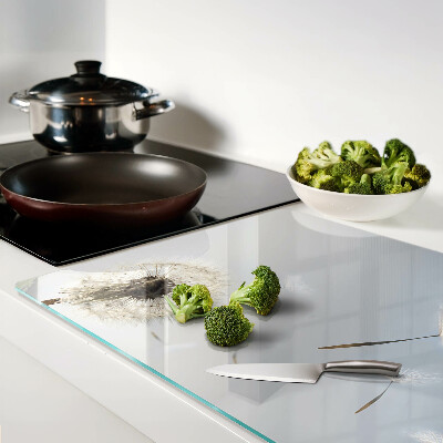 Schneidebrett Löwenzahn im Hintergrund des Fensters