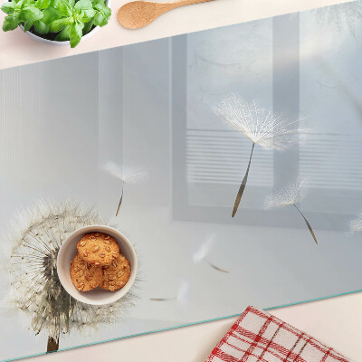 Schneidebrett Löwenzahn im Hintergrund des Fensters