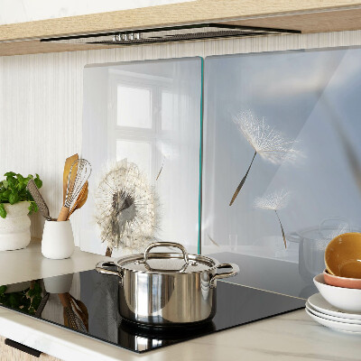 Schneidebrett Löwenzahn im Hintergrund des Fensters