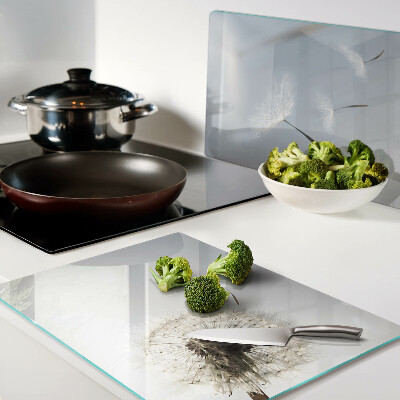 Schneidebrett Löwenzahn im Hintergrund des Fensters