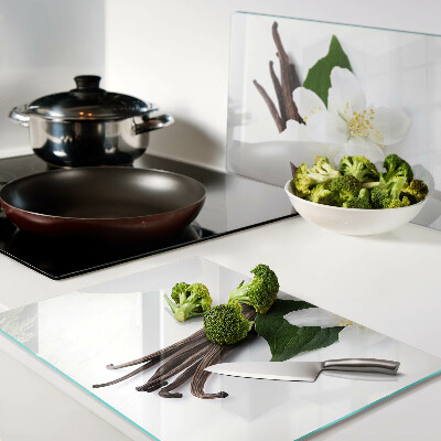 Schneidebrett mit Motiv aus Vanilleblüten und -schoten