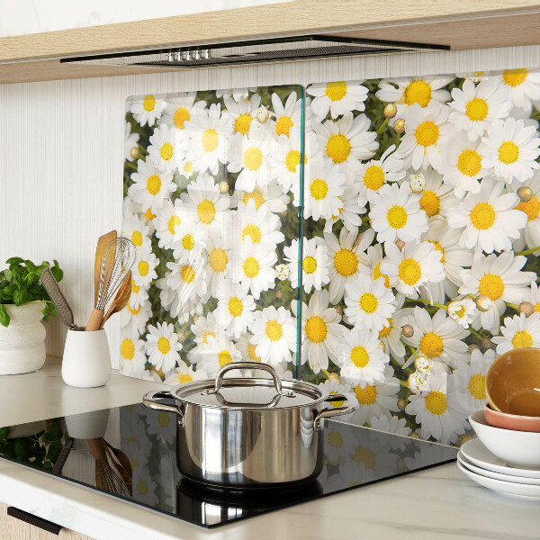 Glas schneidebrett Gänseblümchen auf weißem Hintergrund