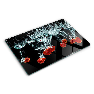 Schneidebrett mit Erdbeeren im Wasser als Motiv