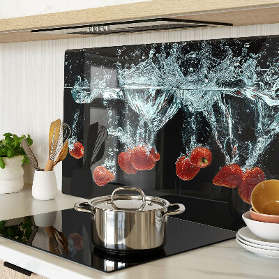 Schneidebrett Erdbeeren in Wasser