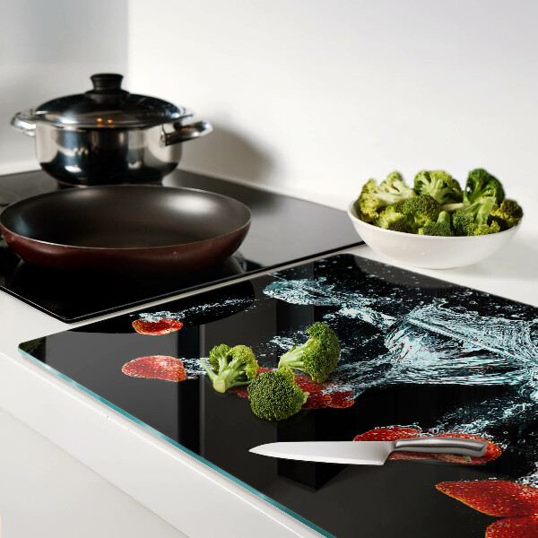 Schneidebrett mit Erdbeeren im Wasser als Motiv