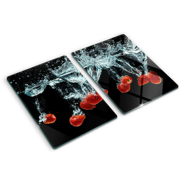 Schneidebrett mit Erdbeeren im Wasser als Motiv