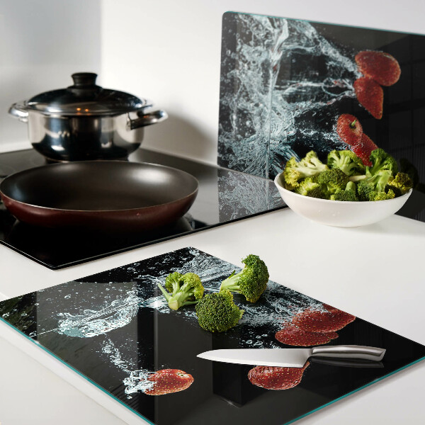 Schneidebrett mit Erdbeeren im Wasser als Motiv