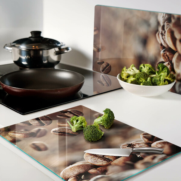 Schneidebrett Kaffeebohnen in Bewegung