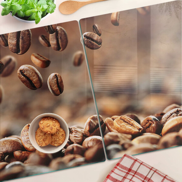 Schneidebrett Kaffeebohnen in Bewegung