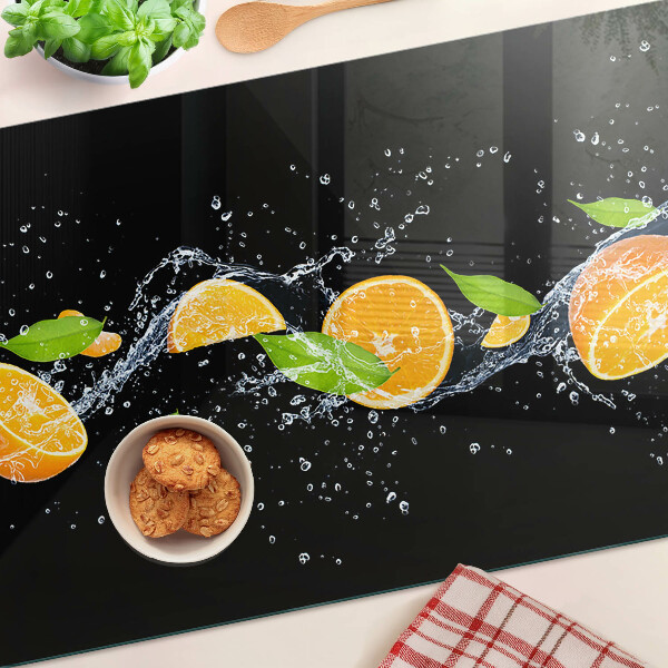 Schneidebrett Zitrusfrüchte in Wasser