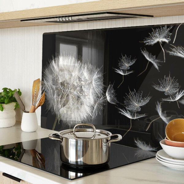 Schneidebrett glas Löwenzahn auf schwarzem Hintergrund