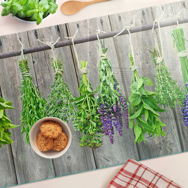 Schneidebrett mit Motiv getrockneter Kräuter auf Holzgrund