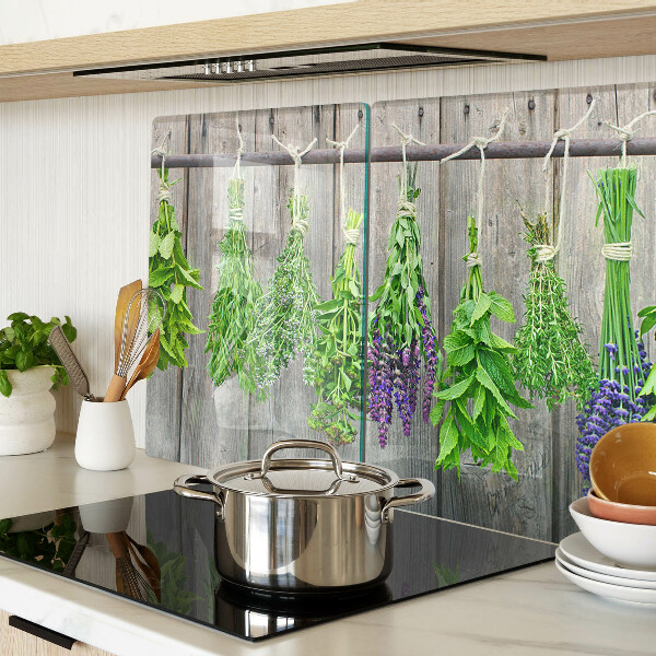 Schneidebrett mit Motiv getrockneter Kräuter auf Holzgrund